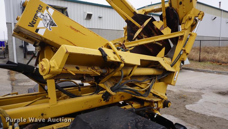 image for item DF1735 1999 Ford F550 Super Duty truck cab and chassis with tree spade