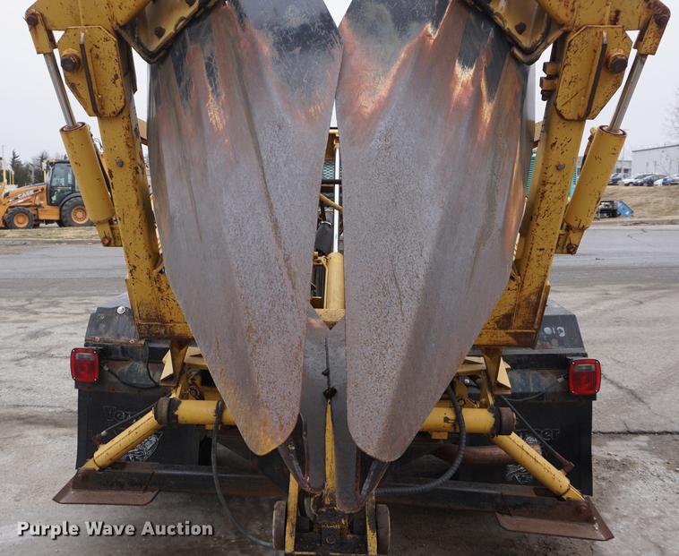 image for item DF1735 1999 Ford F550 Super Duty truck cab and chassis with tree spade