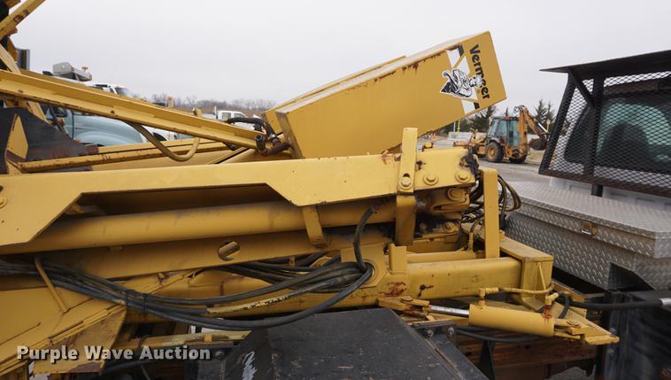 image for item DF1735 1999 Ford F550 Super Duty truck cab and chassis with tree spade