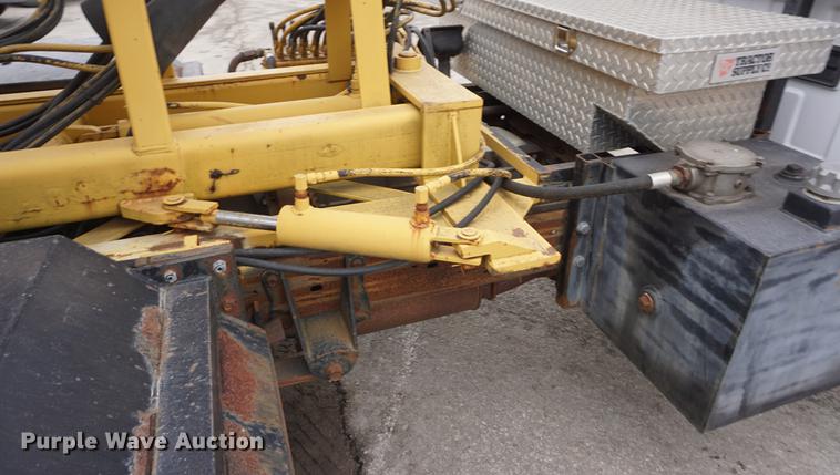 image for item DF1735 1999 Ford F550 Super Duty truck cab and chassis with tree spade