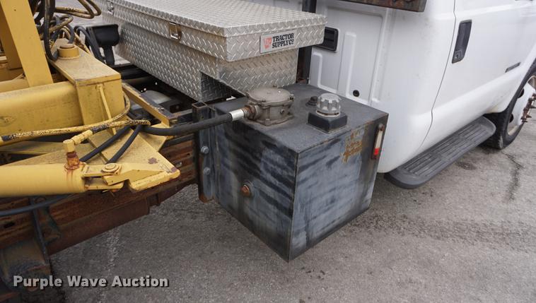 image for item DF1735 1999 Ford F550 Super Duty truck cab and chassis with tree spade