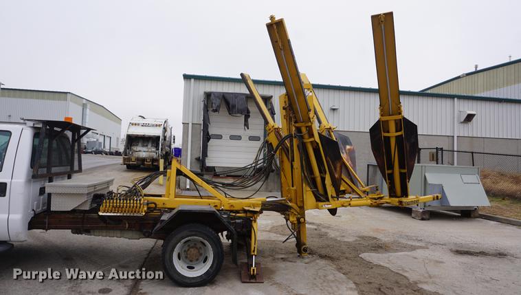 image for item DF1735 1999 Ford F550 Super Duty truck cab and chassis with tree spade