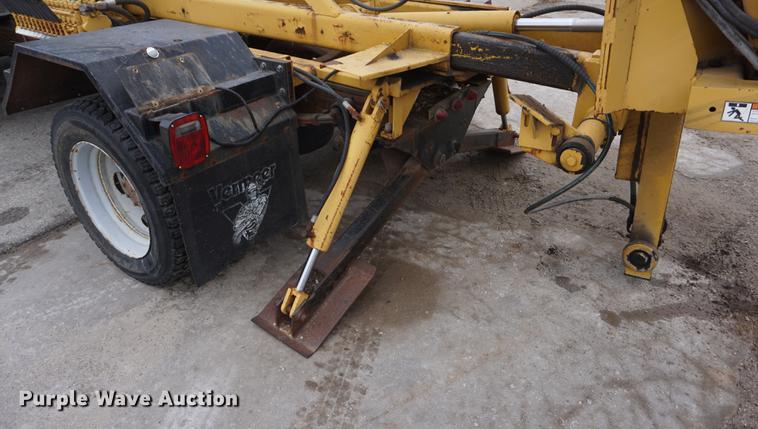 image for item DF1735 1999 Ford F550 Super Duty truck cab and chassis with tree spade