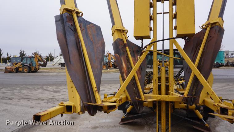 image for item DF1735 1999 Ford F550 Super Duty truck cab and chassis with tree spade