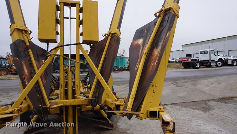 image for item DF1735 1999 Ford F550 Super Duty truck cab and chassis with tree spade