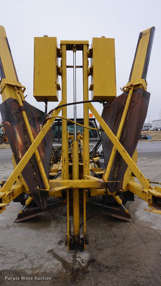 image for item DF1735 1999 Ford F550 Super Duty truck cab and chassis with tree spade