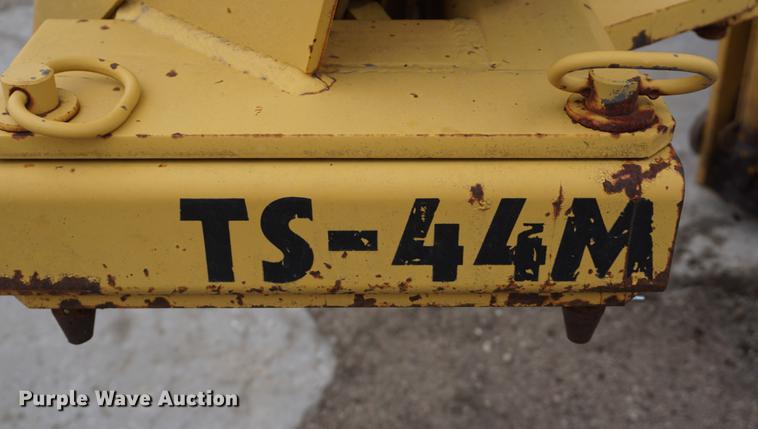 image for item DF1735 1999 Ford F550 Super Duty truck cab and chassis with tree spade