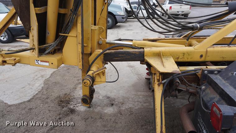 image for item DF1735 1999 Ford F550 Super Duty truck cab and chassis with tree spade