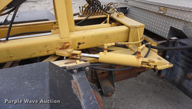 image for item DF1735 1999 Ford F550 Super Duty truck cab and chassis with tree spade