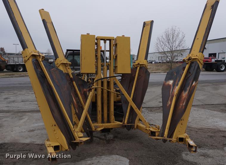 image for item DF1735 1999 Ford F550 Super Duty truck cab and chassis with tree spade