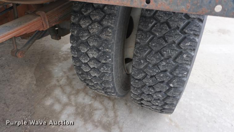 image for item DF1735 1999 Ford F550 Super Duty truck cab and chassis with tree spade