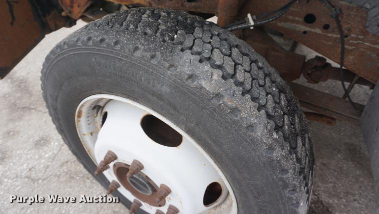 image for item DF1735 1999 Ford F550 Super Duty truck cab and chassis with tree spade