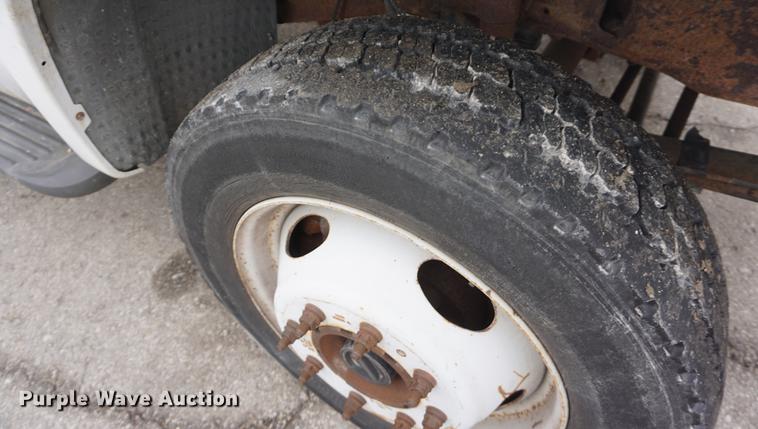 image for item DF1735 1999 Ford F550 Super Duty truck cab and chassis with tree spade