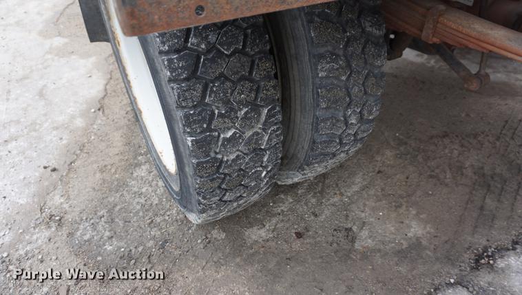 image for item DF1735 1999 Ford F550 Super Duty truck cab and chassis with tree spade