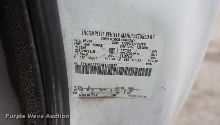 image for item DF1735 1999 Ford F550 Super Duty truck cab and chassis with tree spade