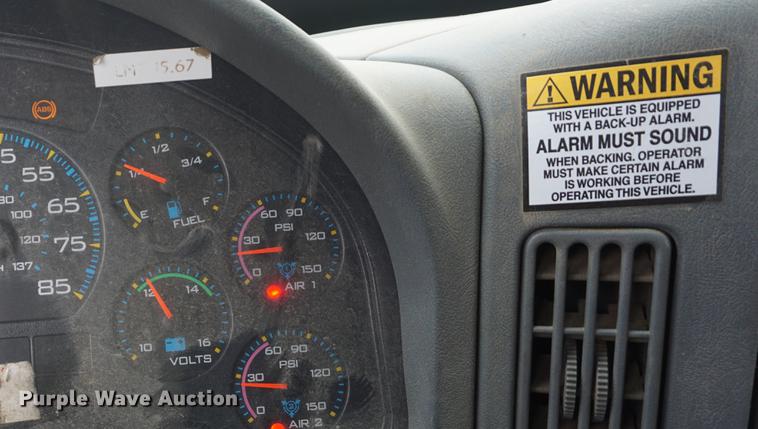 image for item DF1737 2006 International 7400 dump truck