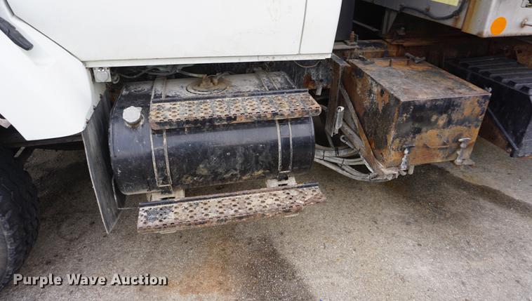 image for item DF1737 2006 International 7400 dump truck