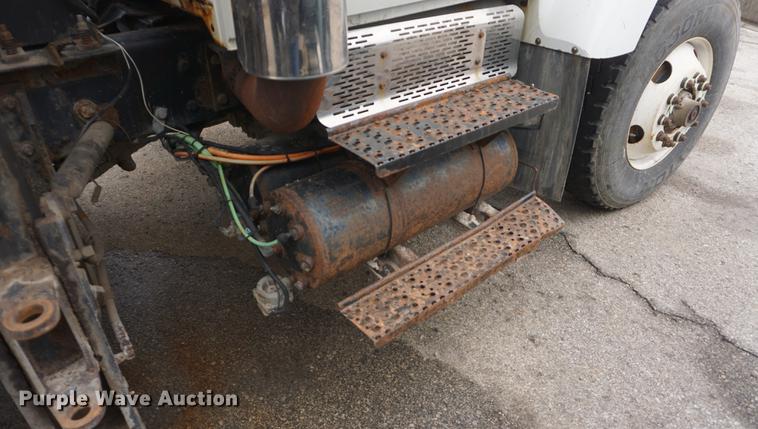 image for item DF1737 2006 International 7400 dump truck