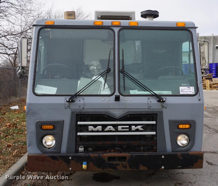 image for item DF1740 2010 Mack LE600 refuse truck