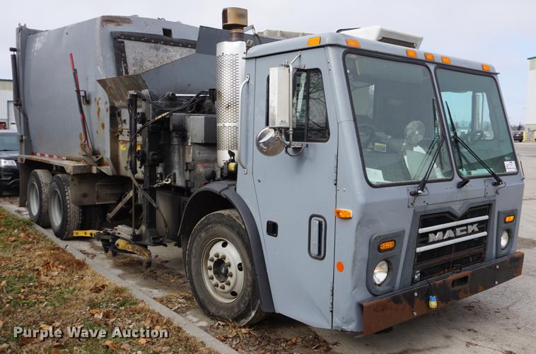 image for item DF1740 2010 Mack LE600 refuse truck