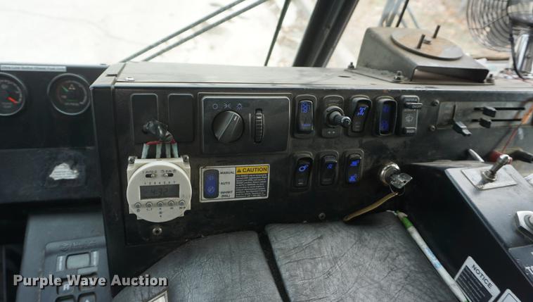 image for item DF1740 2010 Mack LE600 refuse truck