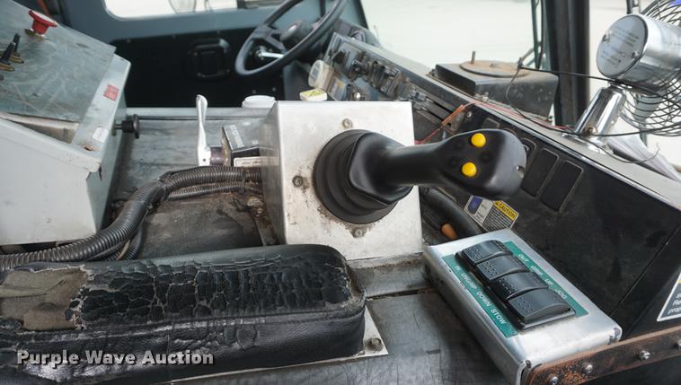 image for item DF1740 2010 Mack LE600 refuse truck