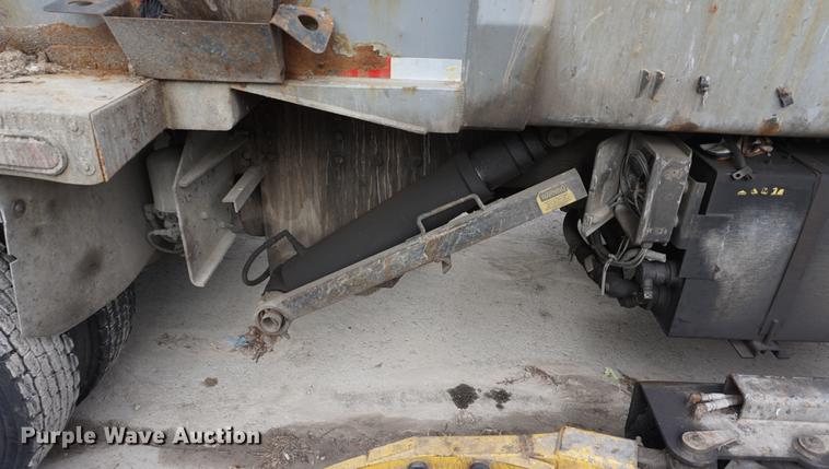 image for item DF1740 2010 Mack LE600 refuse truck