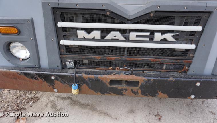image for item DF1740 2010 Mack LE600 refuse truck