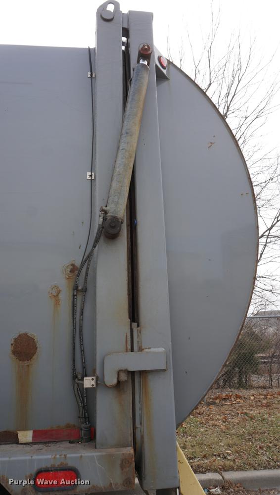 image for item DF1740 2010 Mack LE600 refuse truck