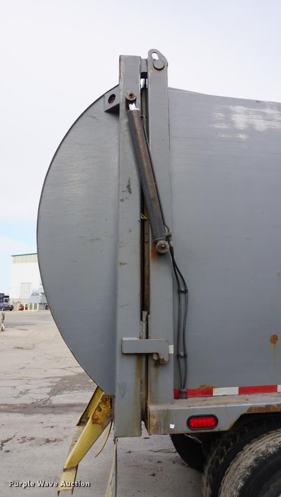 image for item DF1740 2010 Mack LE600 refuse truck