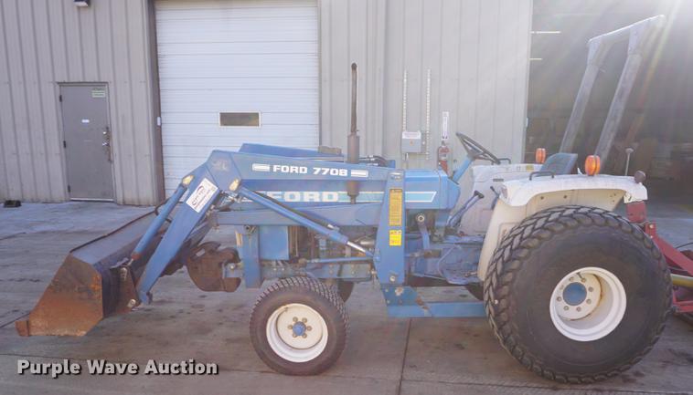 image for item DF1742 1986 Ford 1910 tractor