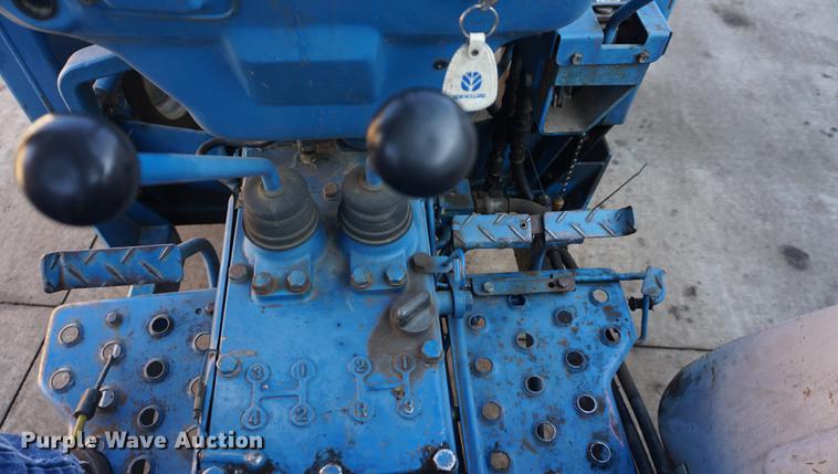 image for item DF1742 1986 Ford 1910 tractor