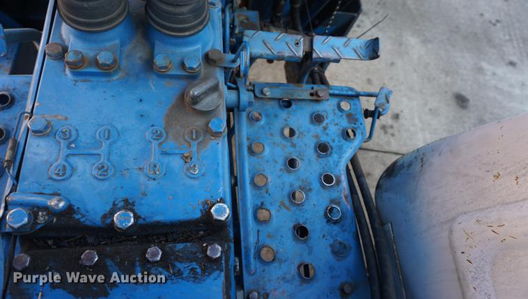 image for item DF1742 1986 Ford 1910 tractor