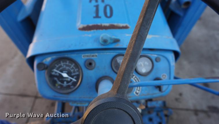 image for item DF1742 1986 Ford 1910 tractor