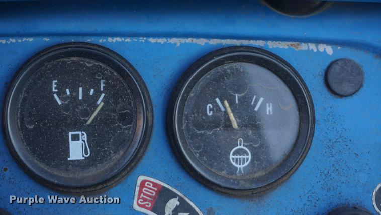 image for item DF1742 1986 Ford 1910 tractor