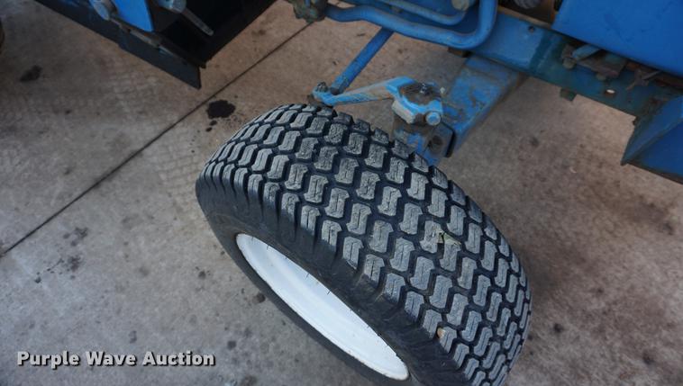 image for item DF1742 1986 Ford 1910 tractor