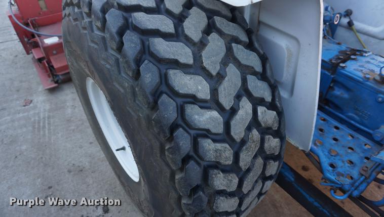 image for item DF1742 1986 Ford 1910 tractor