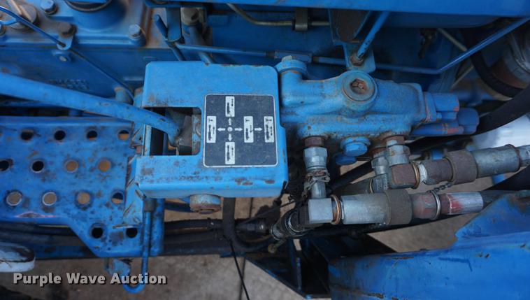 image for item DF1742 1986 Ford 1910 tractor