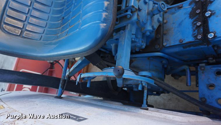 image for item DF1742 1986 Ford 1910 tractor