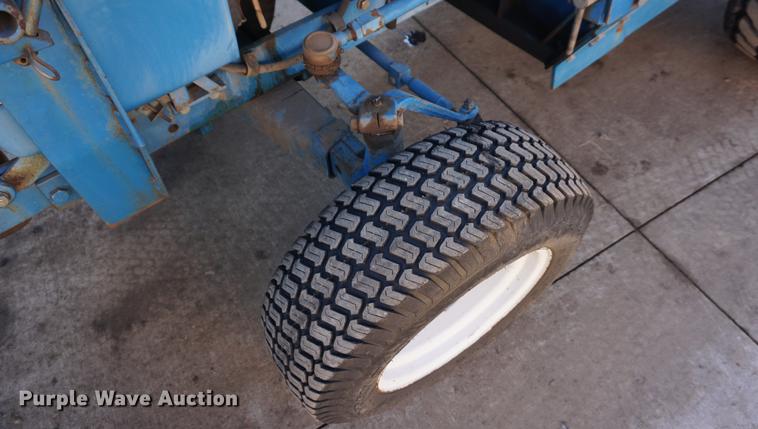 image for item DF1742 1986 Ford 1910 tractor