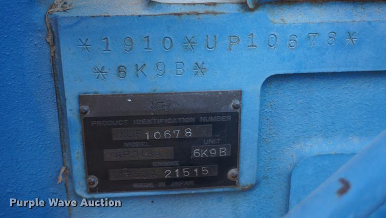 image for item DF1742 1986 Ford 1910 tractor