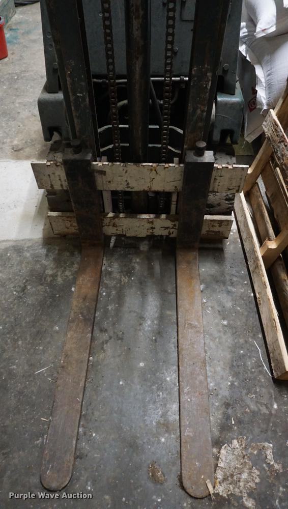 image for item DF1743 Clark forklift