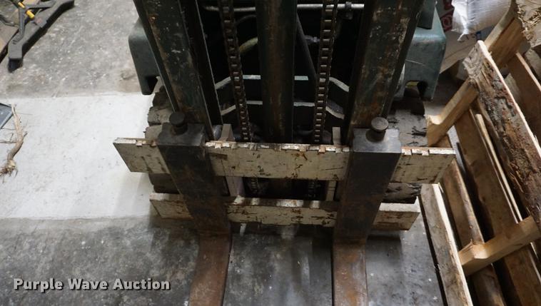 image for item DF1743 Clark forklift