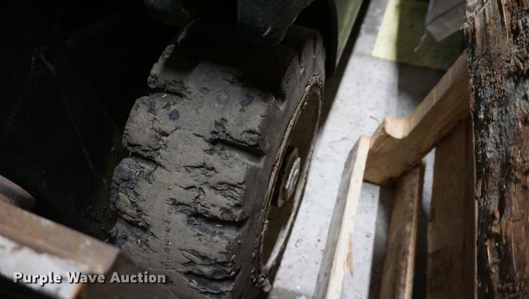 image for item DF1743 Clark forklift