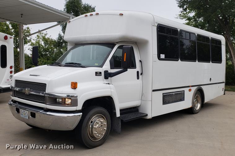 image for item DF2445 2009 Chevrolet C5500 shuttle bus
