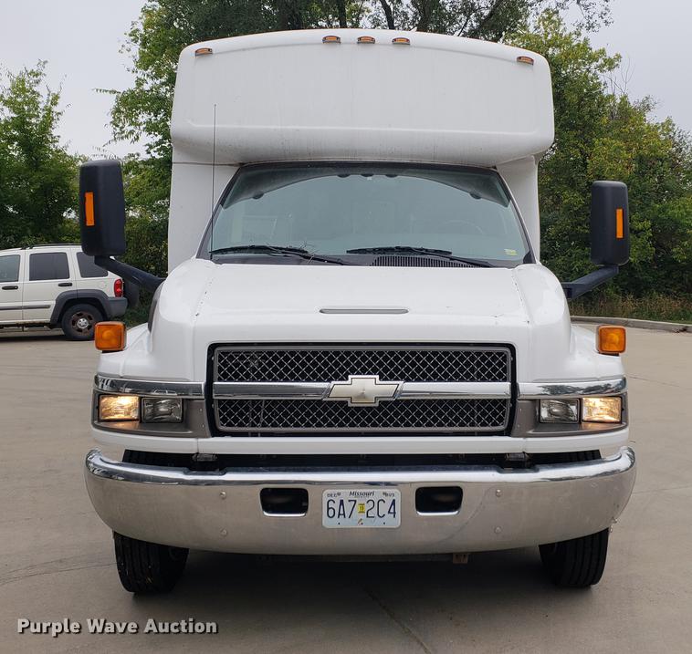 image for item DF2445 2009 Chevrolet C5500 shuttle bus