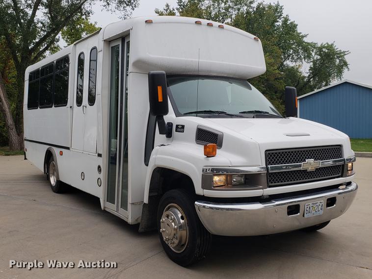 image for item DF2445 2009 Chevrolet C5500 shuttle bus