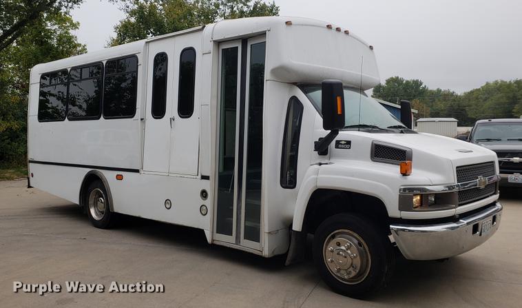 image for item DF2445 2009 Chevrolet C5500 shuttle bus