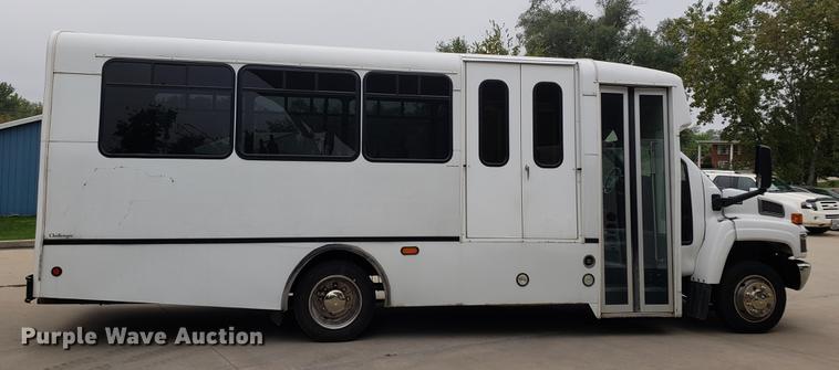 image for item DF2445 2009 Chevrolet C5500 shuttle bus