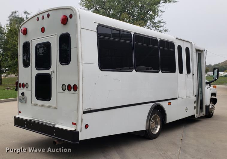 image for item DF2445 2009 Chevrolet C5500 shuttle bus